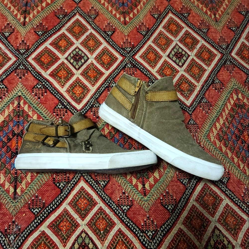 Blowfish Malibu sneaks Size 7 (37.5)